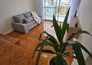 DEPARTAMENTO DE 2 AMBIENTES A LA CALLE CON BALCON SALIENTE Y COCHERA FIJA CUBIERTA.