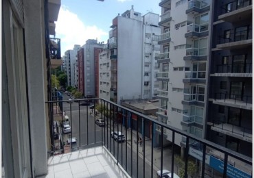 DEPARTAMENTO DE 2 AMBIENTES A LA CALLE CON BALCON SALIENTE. ZONA ALDREY