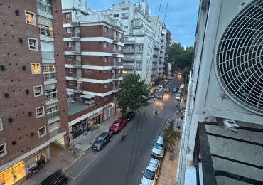 DEPARTAMENTO DE 2 AMBIENTES CON BALCON SALIENTE A LA CALLE. ZONA ALDREY