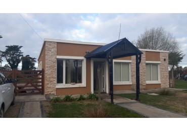 CASA DE 4 AMBIENTES EN BARRIO COSTA DEL SOL