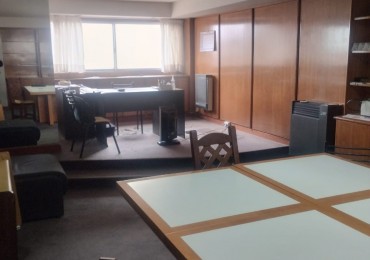 VENTA DE AMPLIA OFICINA AL CONTRAFRENTE. SOBRE 12 DE OCTUBRE AL 3200. EXCELENTE ESTADO 