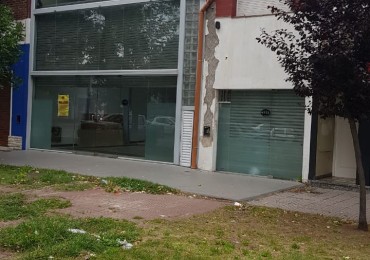 IMPORTANTE LOCAL COMERCIAL. SOBRE AVENIDA LIBERTAD ENTRE FRANCIA Y JARA