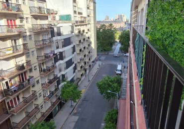 2 AMBIENTES AL FRENTE CON BALCON. VISTA A PLAZA COLON. RECICLADO
