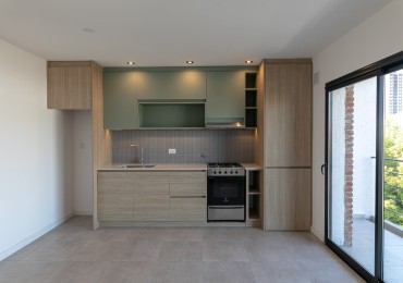 DEPARTAMENTO DE 2 AMBIENTES AL FRENTE. BALCON Y PARRILLA.