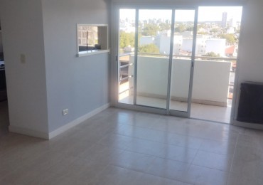 DEPARTAMENTO DE 2 AMBIENTES A LA CALLE CON BALCON SALIENTE. IMPECABLE ESTADO. MUY LUMINOSO. APTO CREDITO.