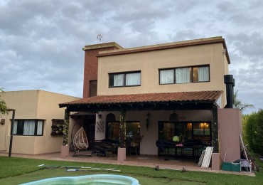 IMPECABLE  PROPIEDAD DE 4 AMBIENTES CON PISCINA. ARENAS DEL SUR.