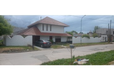 CHALET DE 3 AMBIENTES EN DUPLEX. GARAJE CUBIERTO. CON ESPACIO PARA PISCINA. APTA CREDITO. 